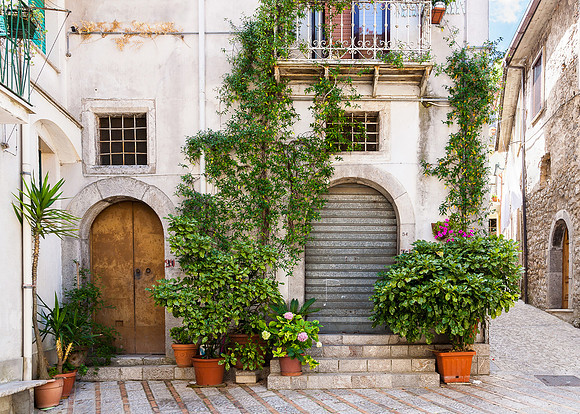 Via Roma and Vico Caporaso (side street)