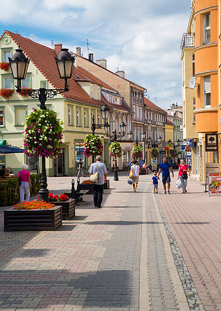 I left Mom and Harvey sipping coffee at a cafe and went exploring this lovely town.