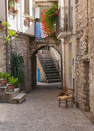 Vico Fiume (River Street)