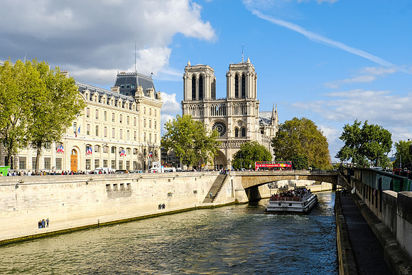 Île de France - the Island in the Seine River where the city has its origins