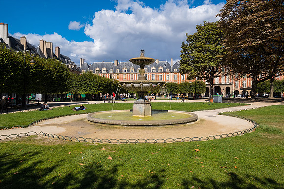 fountain at Place des Voges