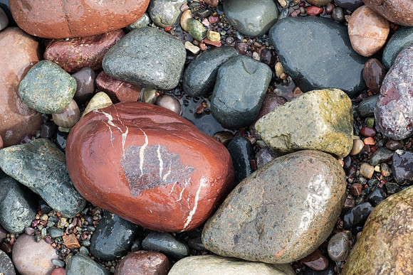 looks like a map of the Finger Lakes on a Fundy red rock